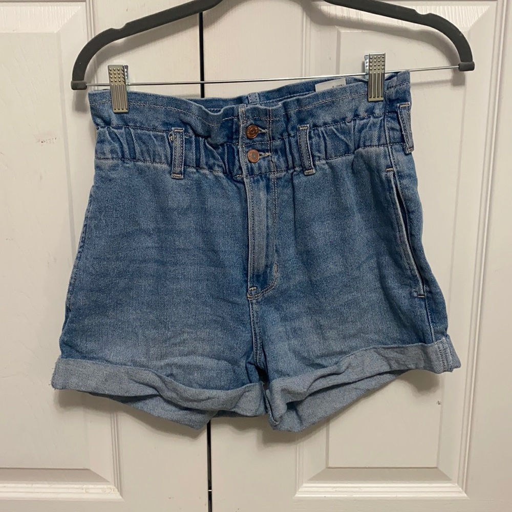 Hollister Ultra High-Rise Mom Short 3” Size 26